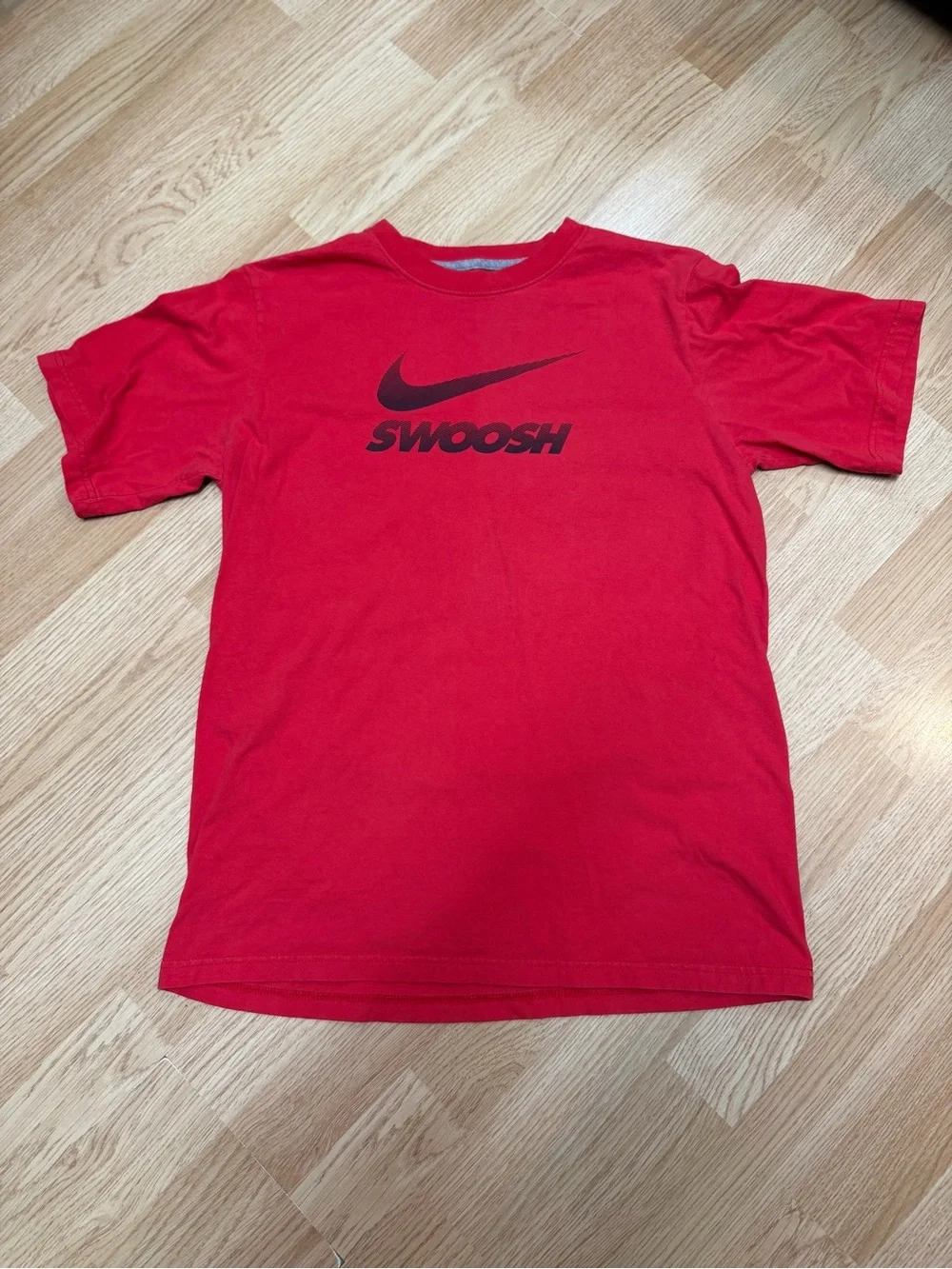 Nike Boys XL Red Black Swoosh Graphic Short Sleeve Cotton T-Shirt Athletic Logo